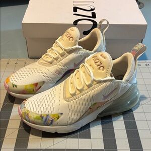 Nike Women's Air Max 270 PRM size 9